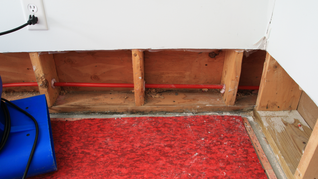 Un ventilateur en marche accélère le processus d'assèchement après un dégât d'eau. Les murs sont ouverts pour permettre une ventilation optimale et prévenir la formation de moisissures