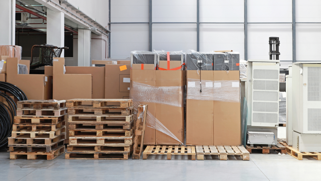 Image d’un entrepôt sécurisé pour l’entreposage des biens après un sinistre, avec des boîtes soigneusement empilées et un environnement propre.